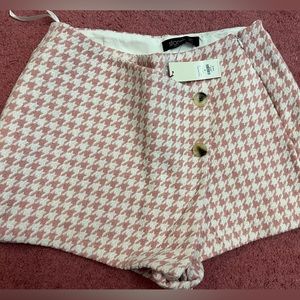 NWT Francesca’s houndstooth pattern skort size M